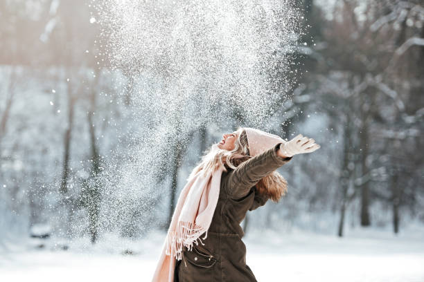 hermosa joven disfrutando en la nieve - winter fotografías e imágenes de stock