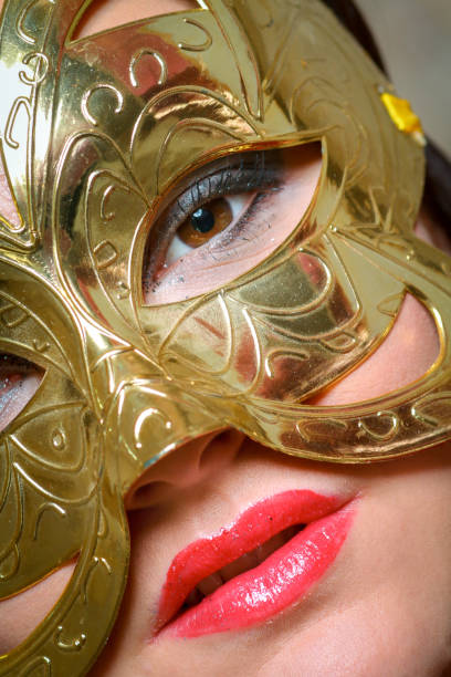 closeup retrato de uma mulher sexy na máscara do partido vermelho, ouro para o conceito de desejo na festa de ano novo e natal - fetish mask - fotografias e filmes do acervo