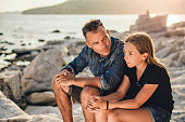 vater-und-tochter-sitzen-an-einem-steinigen-strand-und-reden.jpg?b=1&s=170x170&k=20&c=5rRojJKlo2VXElA6icLP8-mNR3lajv-FgedrUEPIrJE=