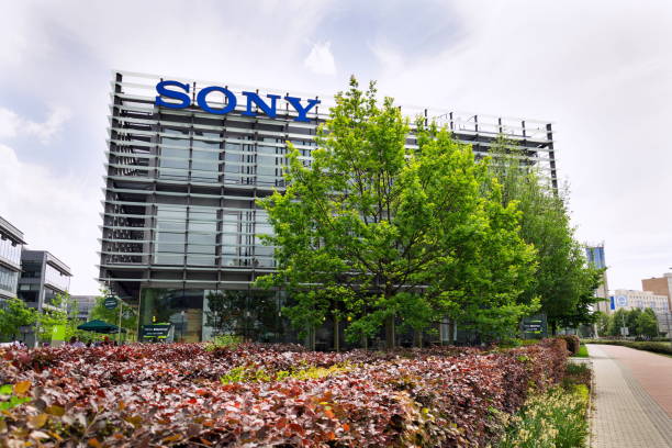 logo dell'azienda sony nell'edificio della sede centrale - sony foto e immagini stock