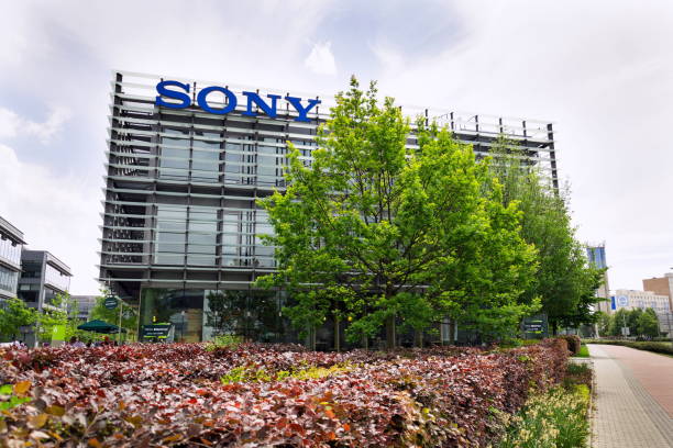 sony company logo on headquarters building - sony imagens e fotografias de stock