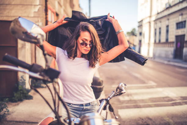 jeune fille assez démodée, assis sur sa moto - mirror women dress looking photos et images de collection