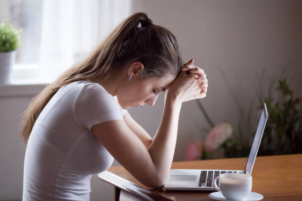 upset young woman feel down receiving negative message - failure relationship difficulties computer women imagens e fotografias de stock