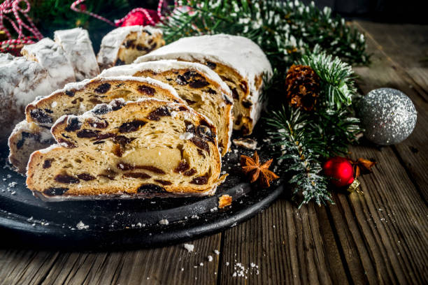 домашний рождественский столлен - christmas stollen christmas pastry baked стоковые фото и изображения