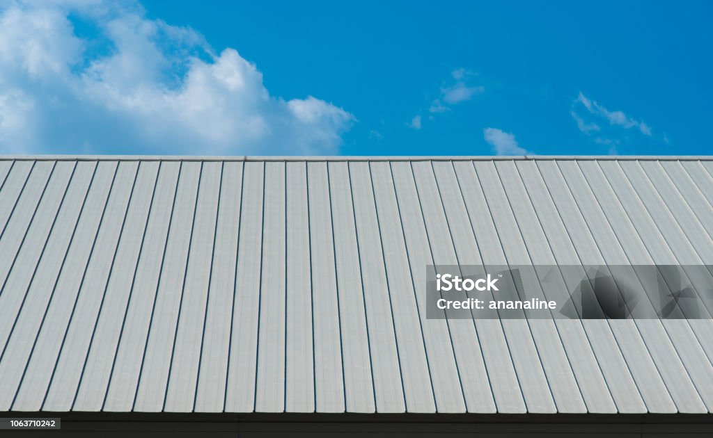 Lamiera per tetto industriale e cielo blu. - Foto stock royalty-free di Tetto