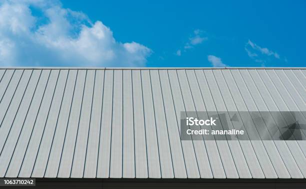 産業用屋根と青い空の金属シートを - 屋根のストックフォトや画像を多数ご用意 - 屋根, 金属, アルミニウム