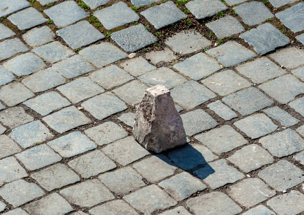 전형적인 포장에 한로 조약돌 (sanpietrini)와 로마의 거리의 한 돌의 보기에서 슬로프 - sanpietrini 뉴스 사진 이미지