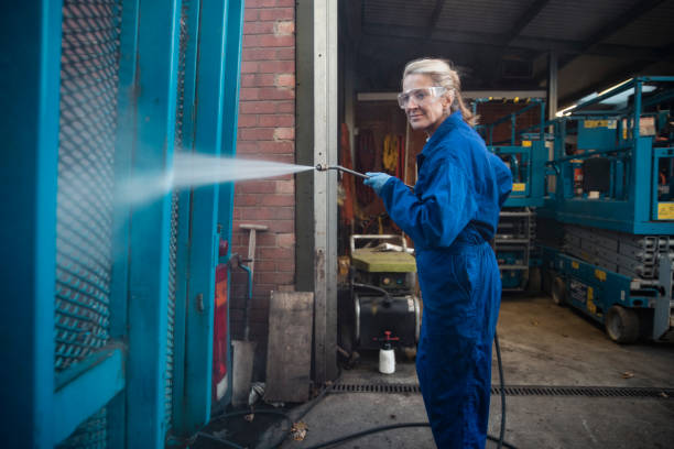 高圧水ホースで洗浄車両 - independence business women manual worker ストックフォトと画像