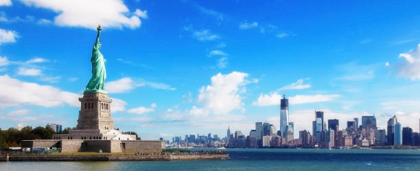 panorama sur manhattan, new york city - new york city panoramic statue of liberty skyline photos et images de collection