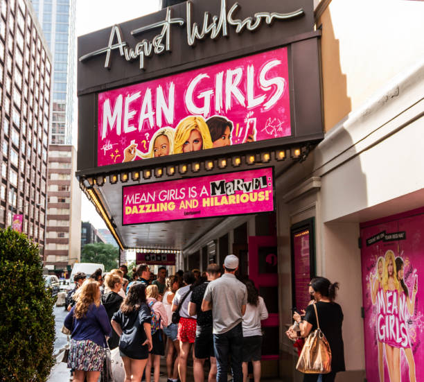 mean girls al teatro di agosto - fey foto e immagini stock