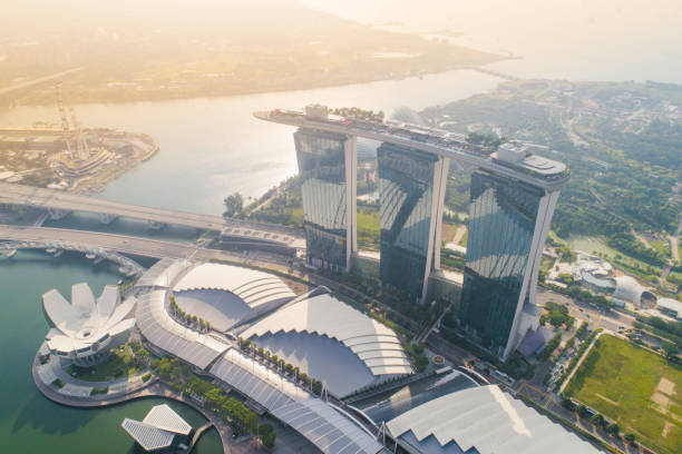 vista aerea panoramica dello skyline di singapore e marina bay, il porto turistico è il centro dell'economia a singapore, ci sono qui tutto l'edificio nel centro di singapore ed - architettura ed edifici foto e immagini stock