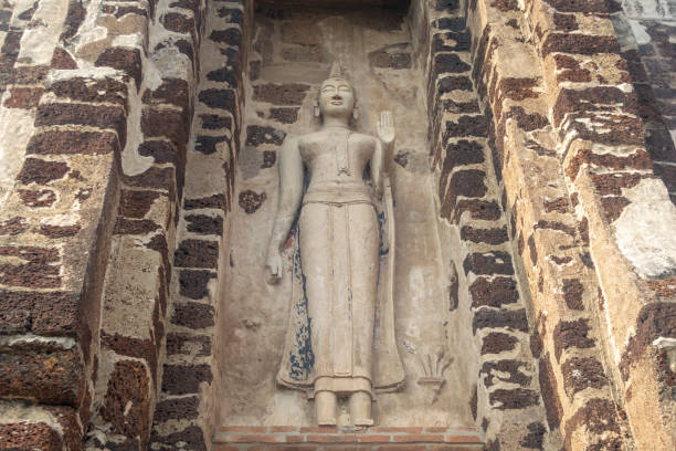 templo de wat ratchaburana em ayutthaya - imagem de estuque de budista deusa - ratchaburana - fotografias e filmes do acervo