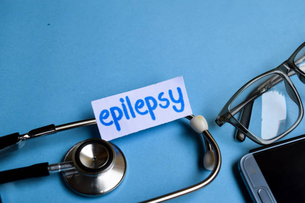 эпилепсия надпись с видом стетоскопа - pulse trace computer monitor eeg equipment стоковые фото и изображения
