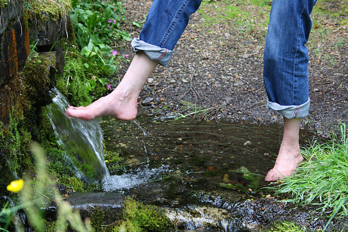 Kneipp cure in the great outdoors, cooling the feet at the source during the hike, promoting blood circulation, doing something good for your health