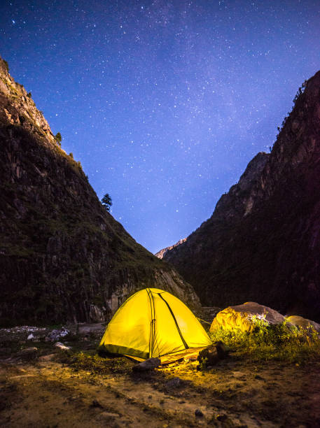 camping tent under milkyway night in himalyas - darma vallery dugtu, uttarakhand - garhwal imagens e fotografias de stock