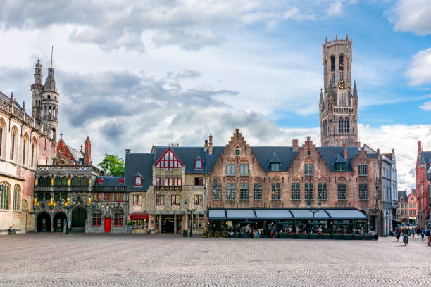 시 광장에 벨 포 탑, 브뤼헤, 벨기에 신성한 혈액의 공회당 - bruges town hall 뉴스 사진 이미지