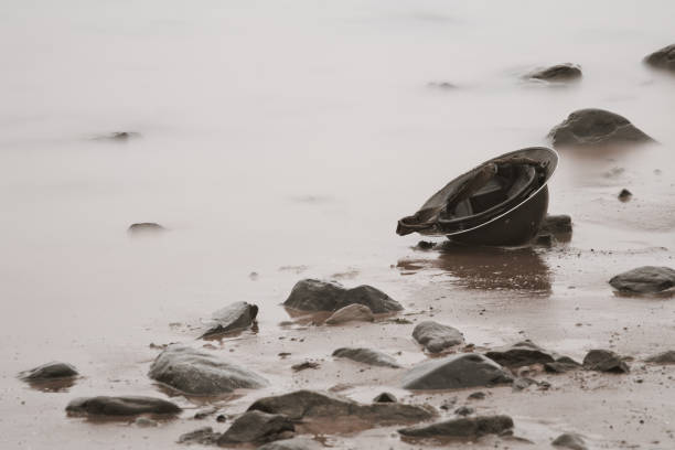 brodie-helm am strand - canadian soldier stock-fotos und bilder