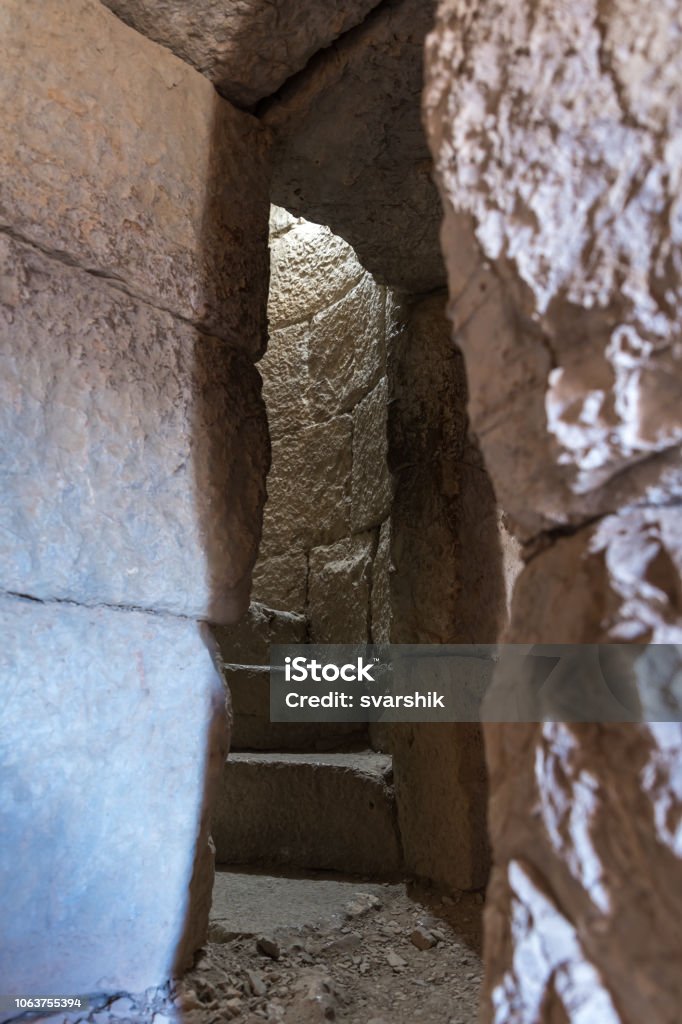 Marches de l’escalier en colimaçon reliant les couches supérieures et inférieures dans la forteresse de Nimrod, situé en Haute-Galilée dans le nord d’Israël à la frontière avec le Liban. - Photo de Antique libre de droits