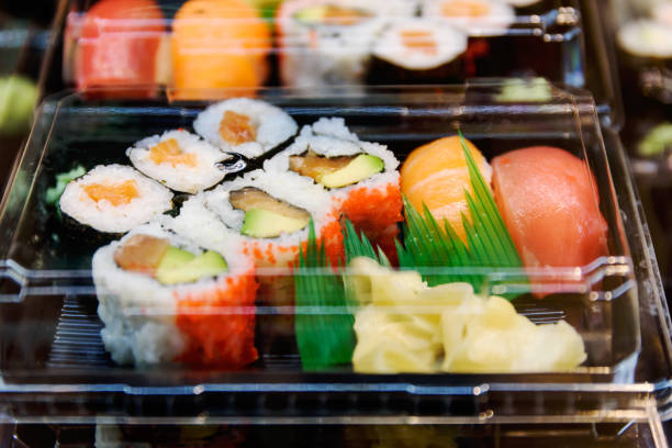 sushi y maki comida en restaurante de comida rápida asiática - sushi restaurant fish japanese culture fotografías e imágenes de stock