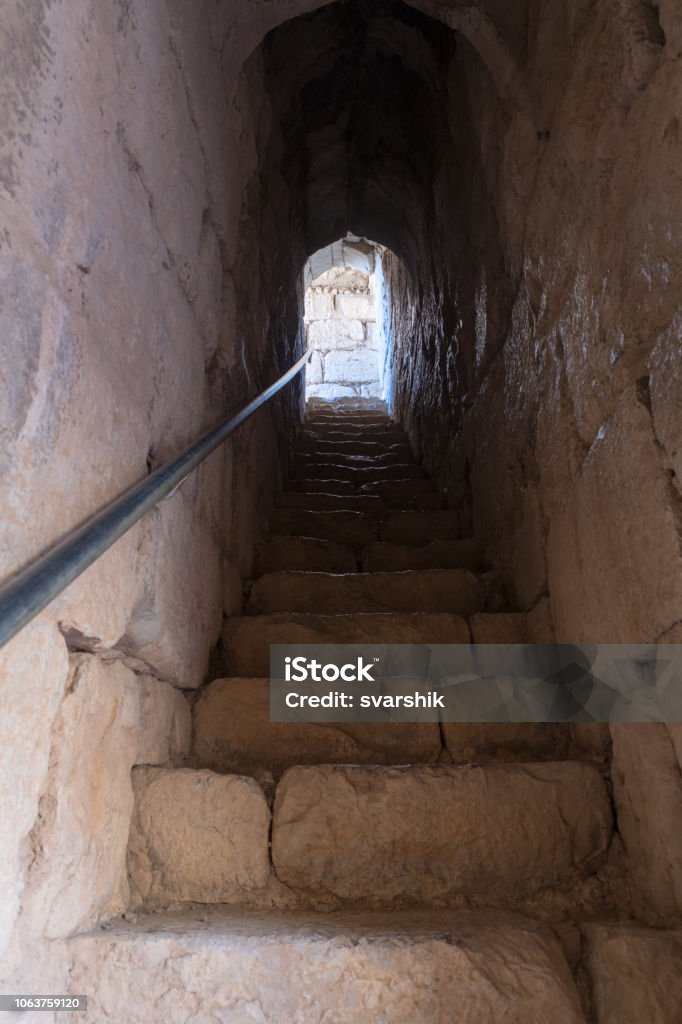 Tunnel menant à l’étage supérieur dans la forteresse de Nimrod, situé en Haute-Galilée dans le nord d’Israël à la frontière avec le Liban. - Photo de Antique libre de droits