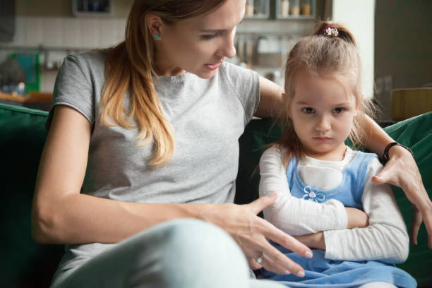 fillette offensée en colère ignorant les mots de la mère, conseils - espièglerie photos et images de collection