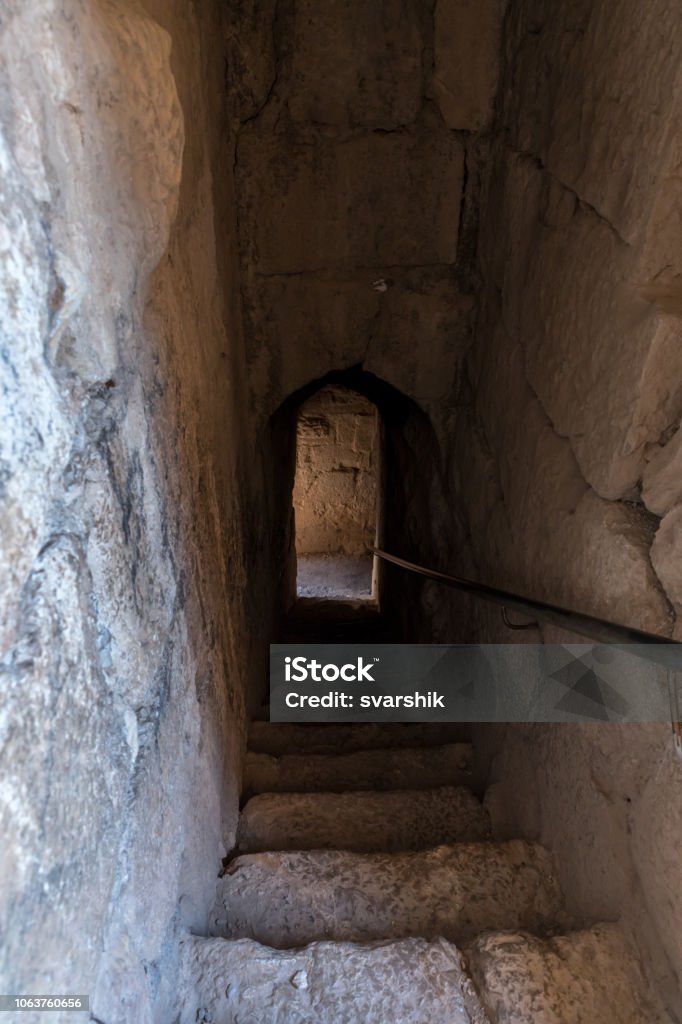 Tunnel menant à la couche inférieure dans la forteresse de Nimrod situé en Haute-Galilée dans le nord d’Israël à la frontière avec le Liban. - Photo de Antique libre de droits