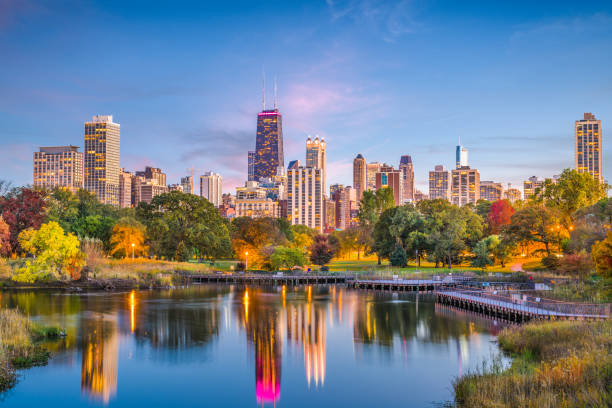 lincoln park, skyline de chicago, illinois - chicago fotografías e imágenes de stock