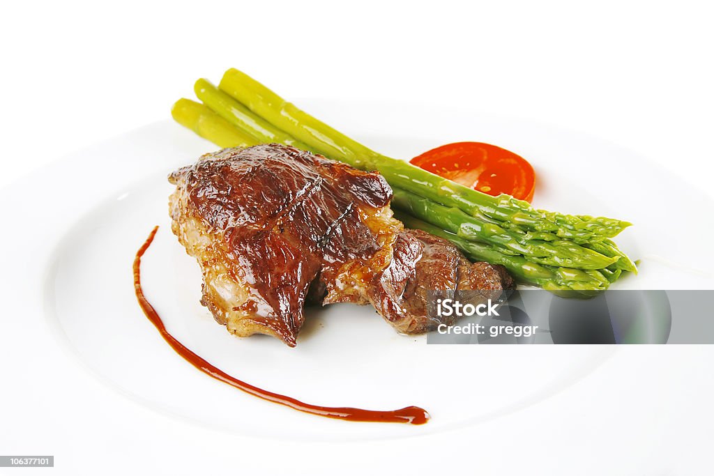 Carne assada servida em branco - Foto de stock de Aspargo royalty-free