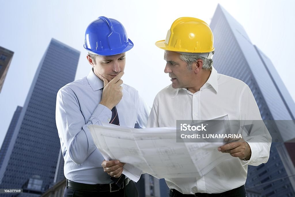 엔지니어 건축설계사 두 개의 전문성 팀 요금재 안전모 - 로열티 프리 건물 외관 스톡 사진