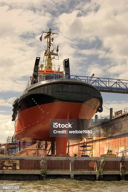 Mantenimiento De Un Barco En El Muelle Foto de stock y más banco de imágenes de Dique seco - Dique seco, Embarcación industrial, Embarcación marina