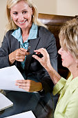 zugeschnittene-ansicht-senior-frau-mit-stift-auf-dokument.jpg?b=1&s=170x170&k=20&c=Q3j72eUA6XiKhF8Iy95vz4pBxsuaPktGdT546RrFvt8=