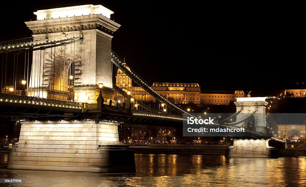 Цепной мост через реку Дунай, ночью - Стоковые фото Автодорожный тоннель роялти-фри