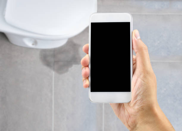 建設の問題があります。 - mobile phone smart phone toilet water ストックフォトと画像