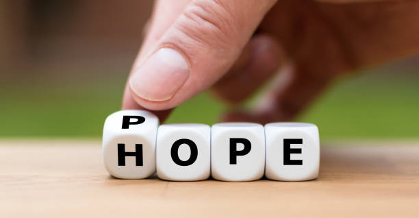 hand is turning a dice and changes the word "hope" to "pope" - bergoglio imagens e fotografias de stock