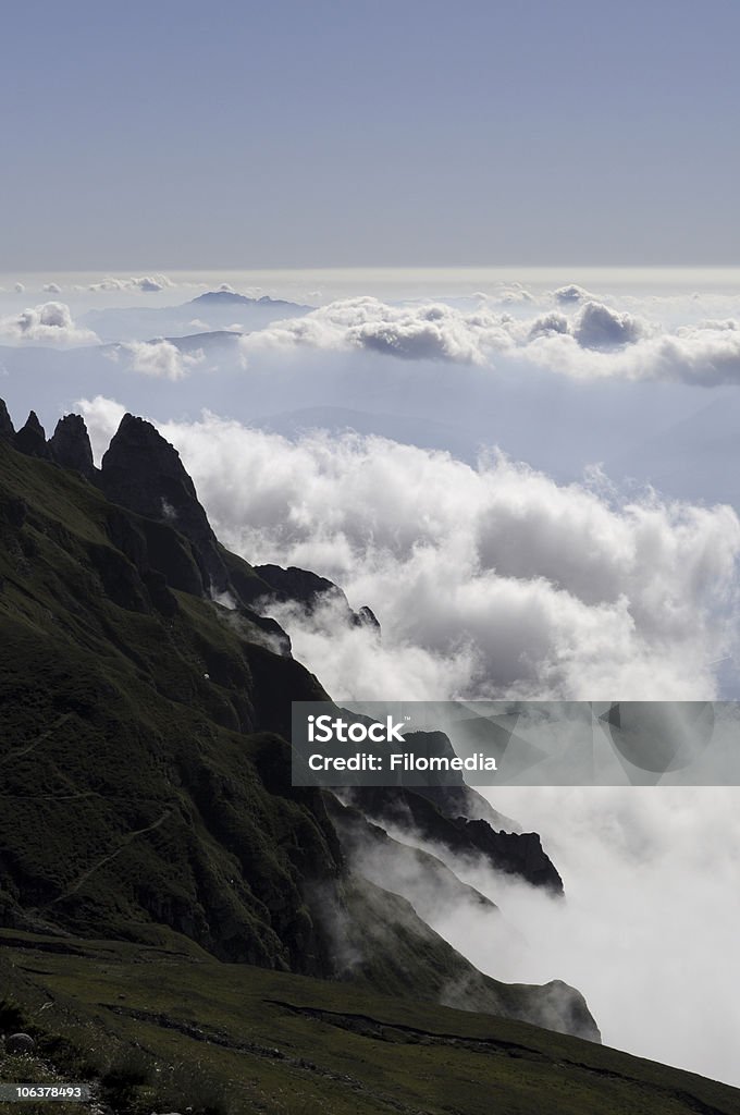 Nuages sur la montagne - Photo de Alpinisme libre de droits