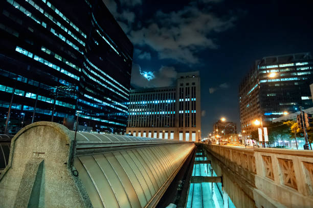시카고 스카이 라인 유니온 역과 기차 통풍구와 극적인 구름과 달 밤에 - union station chicago 뉴스 사진 이미지