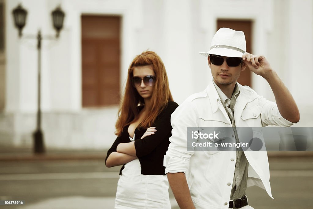 Jeune couple dans la rue de la ville - Photo de Adulte libre de droits
