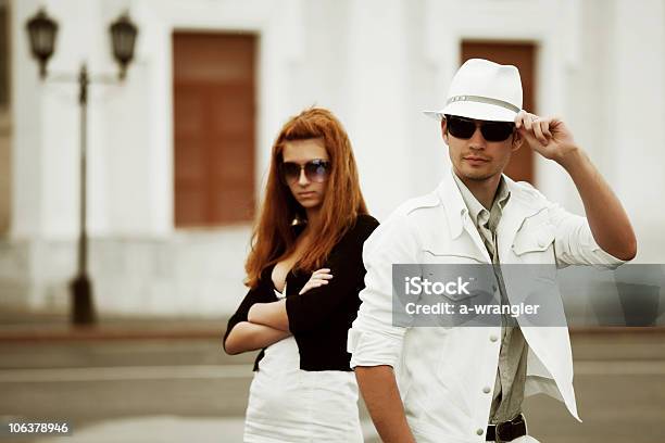 Photo libre de droit de Jeune Couple Dans La Rue De La Ville banque d'images et plus d'images libres de droit de Adulte - Adulte, Amour, Beauté