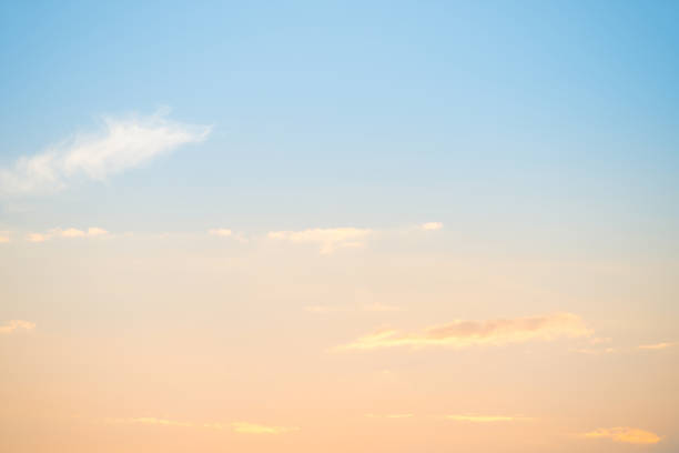 закат с солнцем и облаками - twilight стоковые фото и изображения
