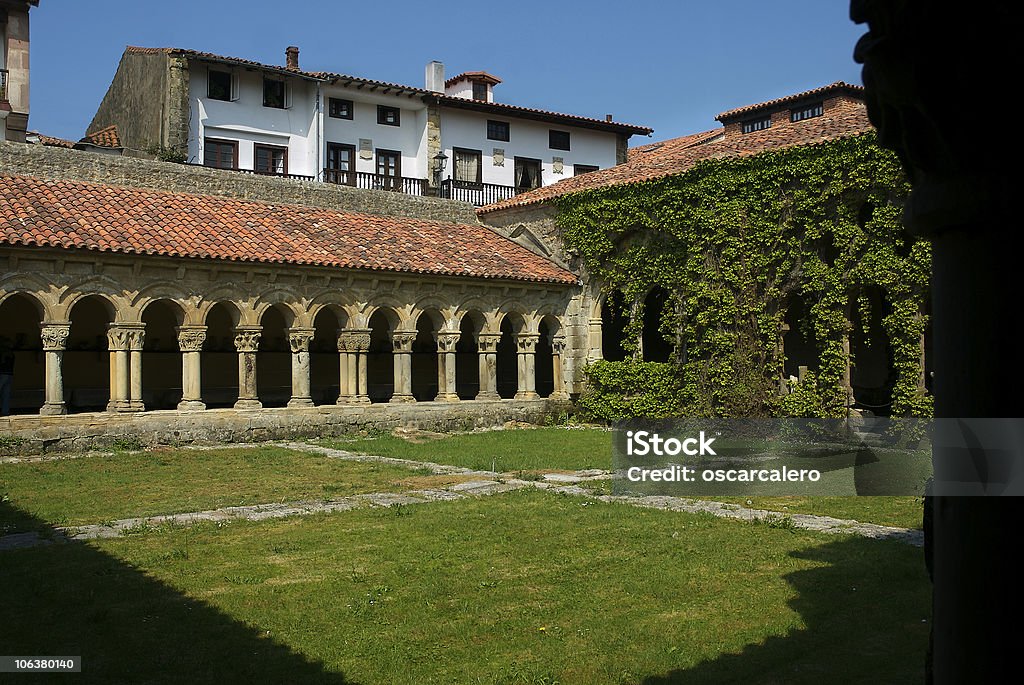 Medieval cloître au Santillana del Mar - Photo de Arc - Élément architectural libre de droits