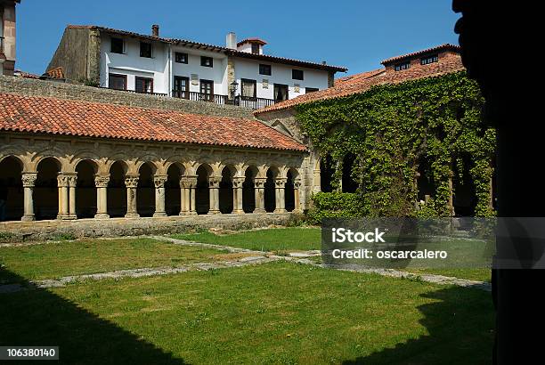 Medieval Claustro Em Santillana Del Mar - Fotografias de stock e mais imagens de Arco - Caraterística arquitetural - Arco - Caraterística arquitetural, Arco de arqueiro, Arquitetura