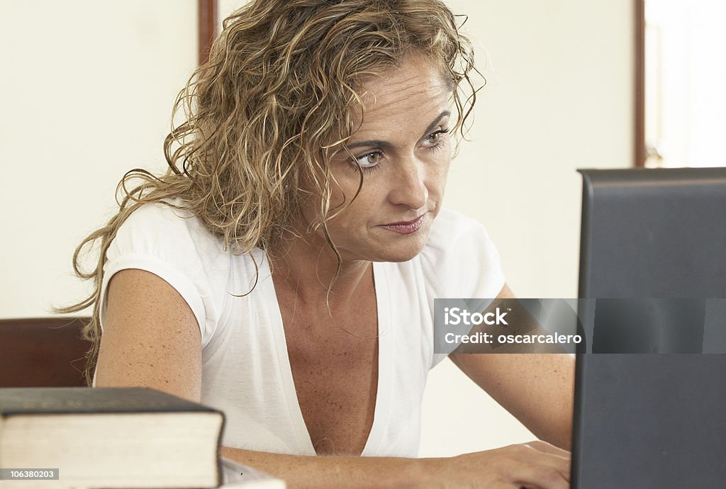 Mulher trabalhando com um laptop - Foto de stock de Adulto royalty-free