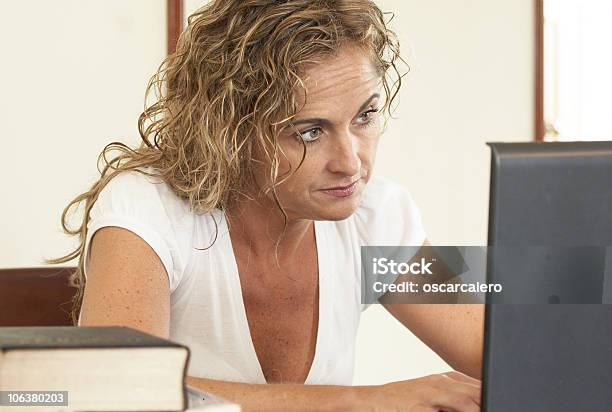Mulher Que Trabalha Com Um Computador Portátil - Fotografias de stock e mais imagens de Adulto - Adulto, Beleza, Beleza natural