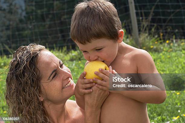 Foto de Mãe E Filho e mais fotos de stock de Adulto - Adulto, Alimentação Saudável, Comer