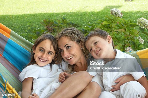Madre E Bambini - Fotografie stock e altre immagini di Adulto - Adulto, Bambini maschi, Bambino