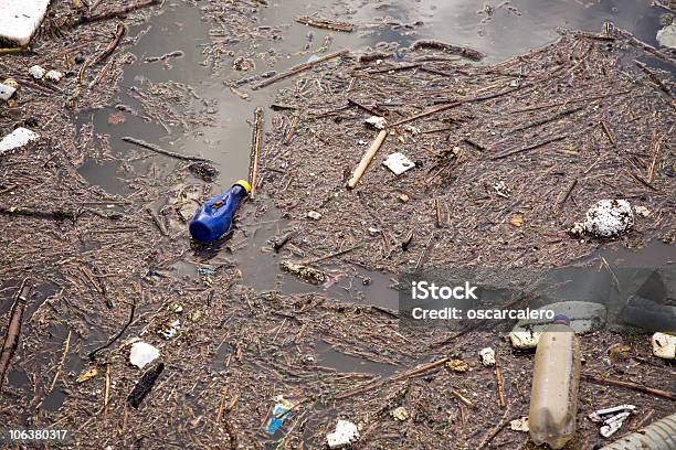 Foto de Urbana De Agua Contaminacion e mais fotos de stock de Bebida gelada - Bebida gelada, Depósito de lixo, Escombros - Material