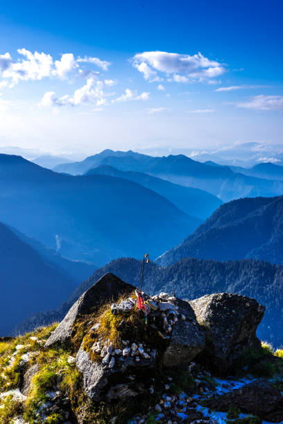 mountain range view from khaliya top munsyari, uttarakhand - garhwal imagens e fotografias de stock