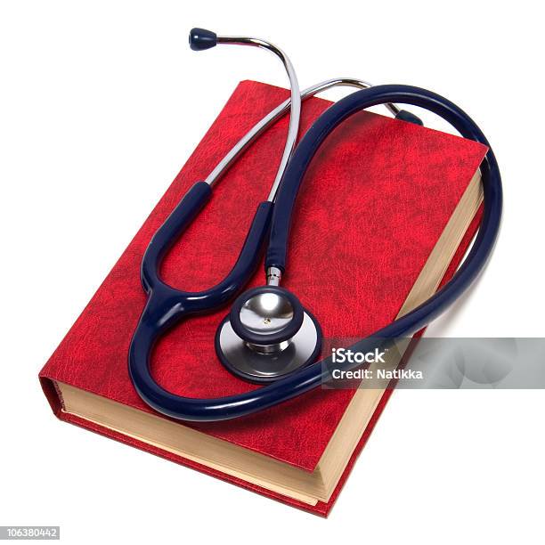 Stetoscopio Sul Libro Rosso - Fotografie stock e altre immagini di Bianco - Bianco, Close-up, Colore brillante