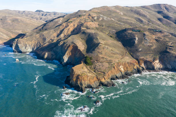 вид с воздуха на живописную береговую линию северной калифорнии - marin headlands стоковые фото и изображения