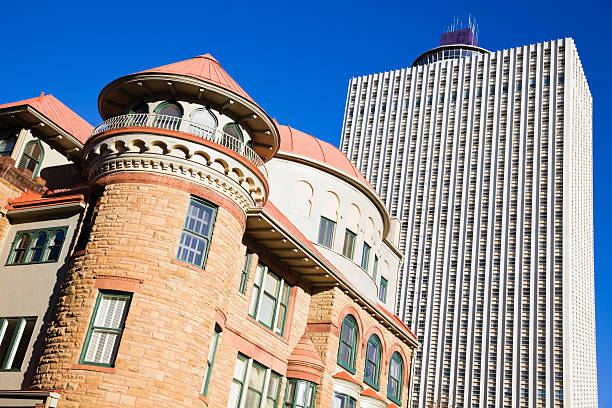 viejos y nuevos edificios en el centro de la ciudad de memphis - memphis tennessee tennessee skyline history fotografías e imágenes de stock